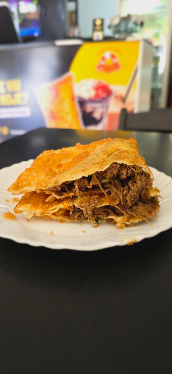 Pastel recheado da Pastelaria do Kenny