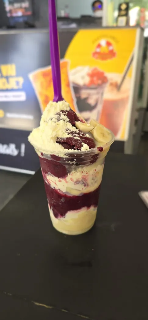 Copo de açaí com banana e complementos