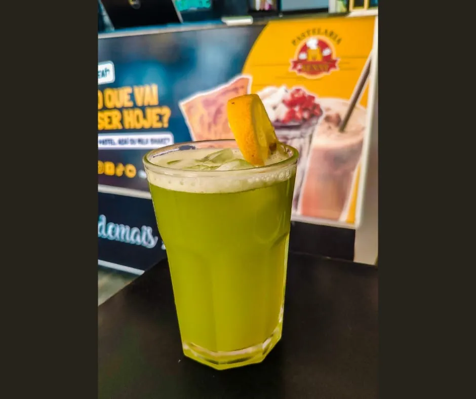Copo de caldo de cana gelado