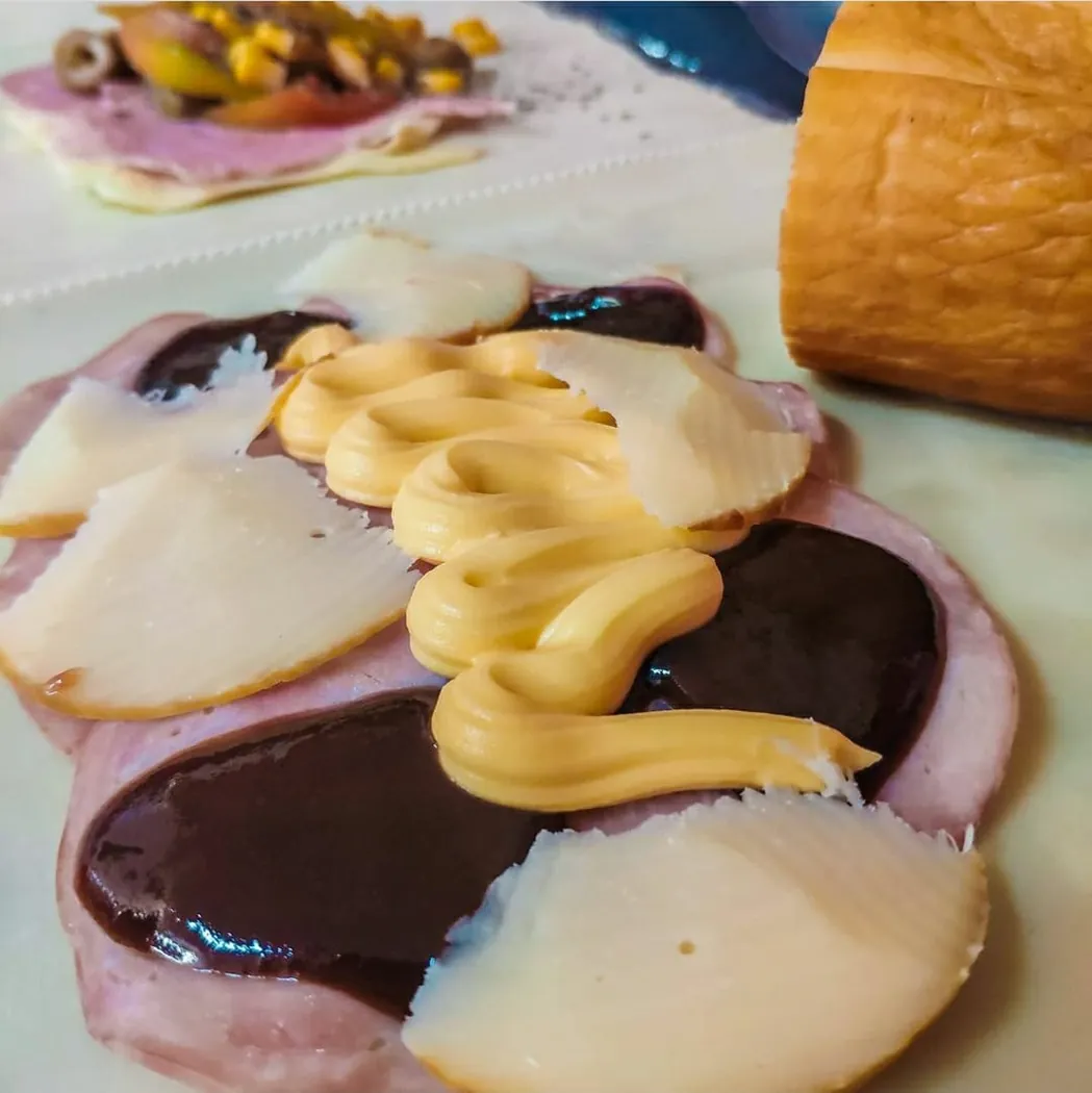 Pastel crocante em prato branco